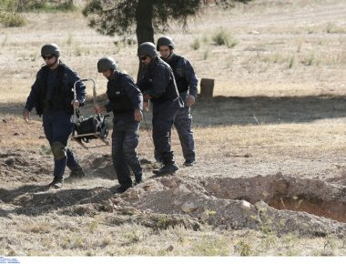 Φωτογραφίες από την ελεγχόμενη έκρηξη βλήματος Β' ΠΠ σε στρατόπεδο της ΠΑ στην Γλυφάδα (upd)